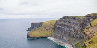 Cliffs of Moher: Erfahrungen, wichtige Tipps & Kosten für deinen Besuch (2026) Cliffs_of_Moher_Felsen